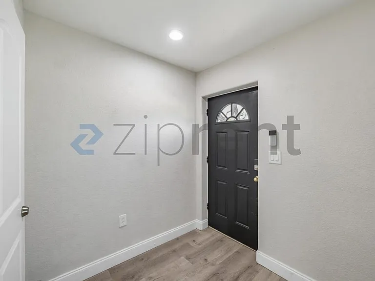 518 E King St — Photo 6