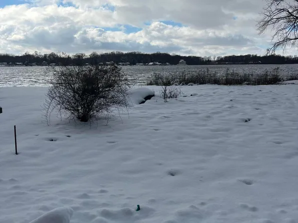 7 Wildwood Dr, Dowagiac, MI 49047