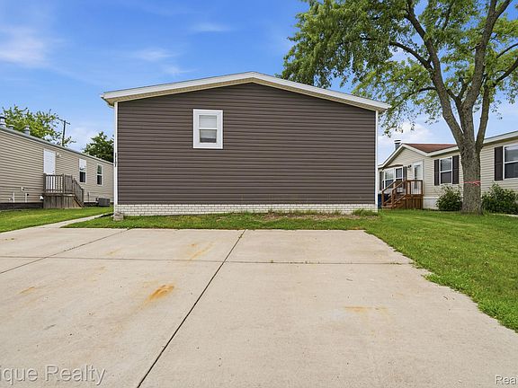 2nd image of 17107 Detroiter Ave