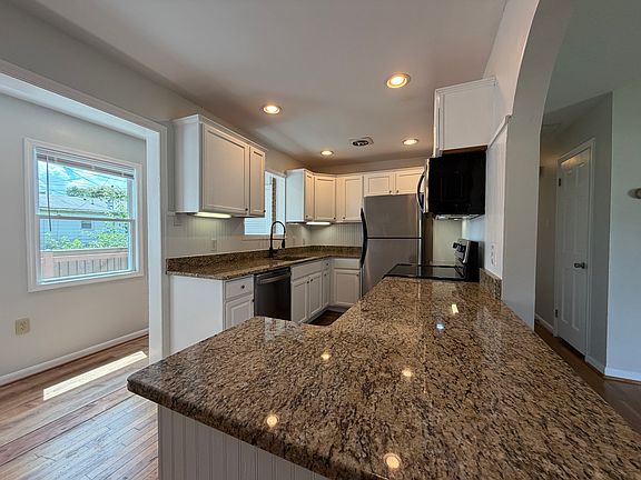 5th image of 1007 Kinney St