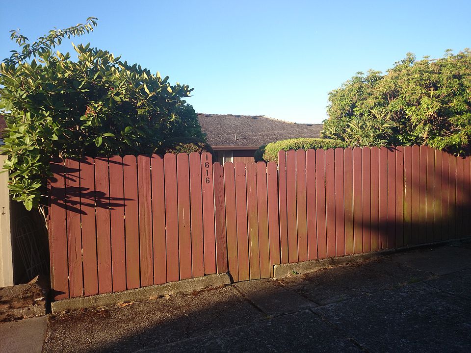 2nd image of 1616 Magnolia Blvd W