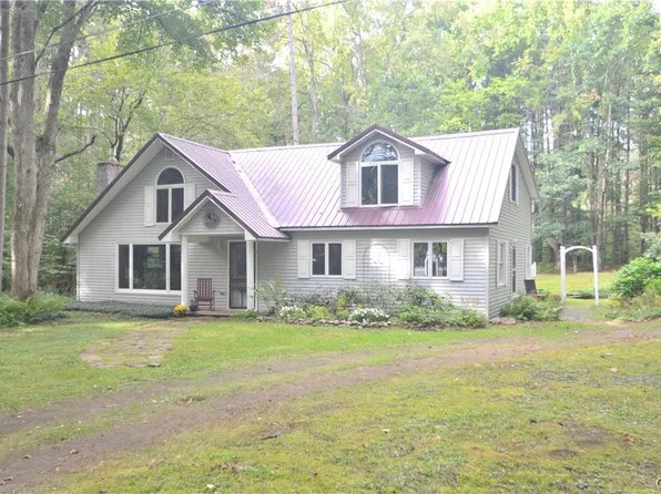 28 Saunders Dr, Bernhards Bay, NY 13028