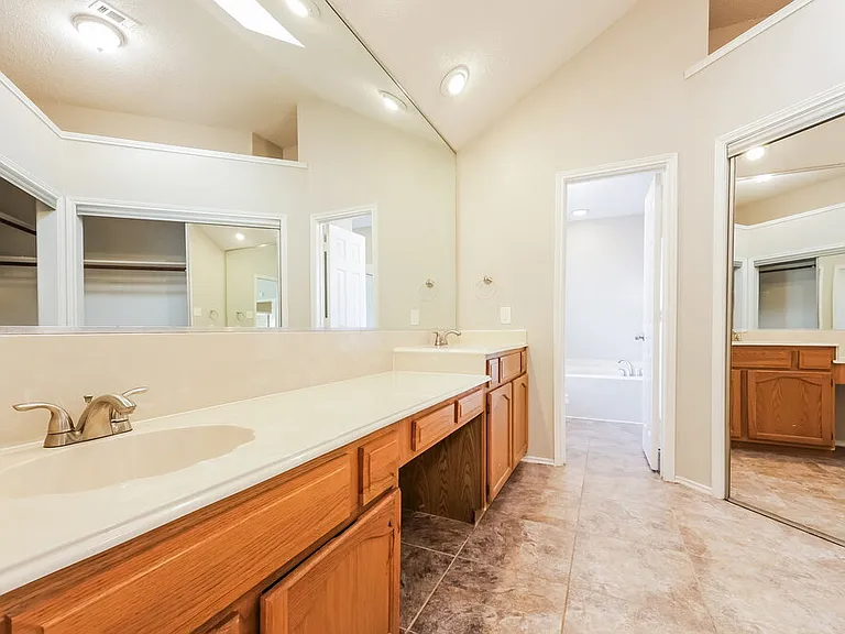 1237 Essex Dr — Photo 11
