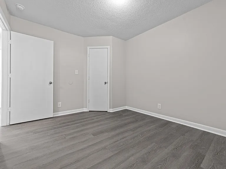 Roberts Lane Apartments — Photo 10