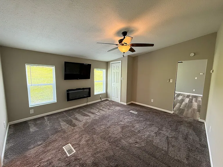 5693 E US Highway 40 — Photo 17