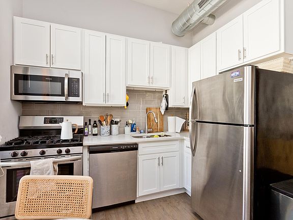 2nd image of 1044 W 18th St Floor T2r