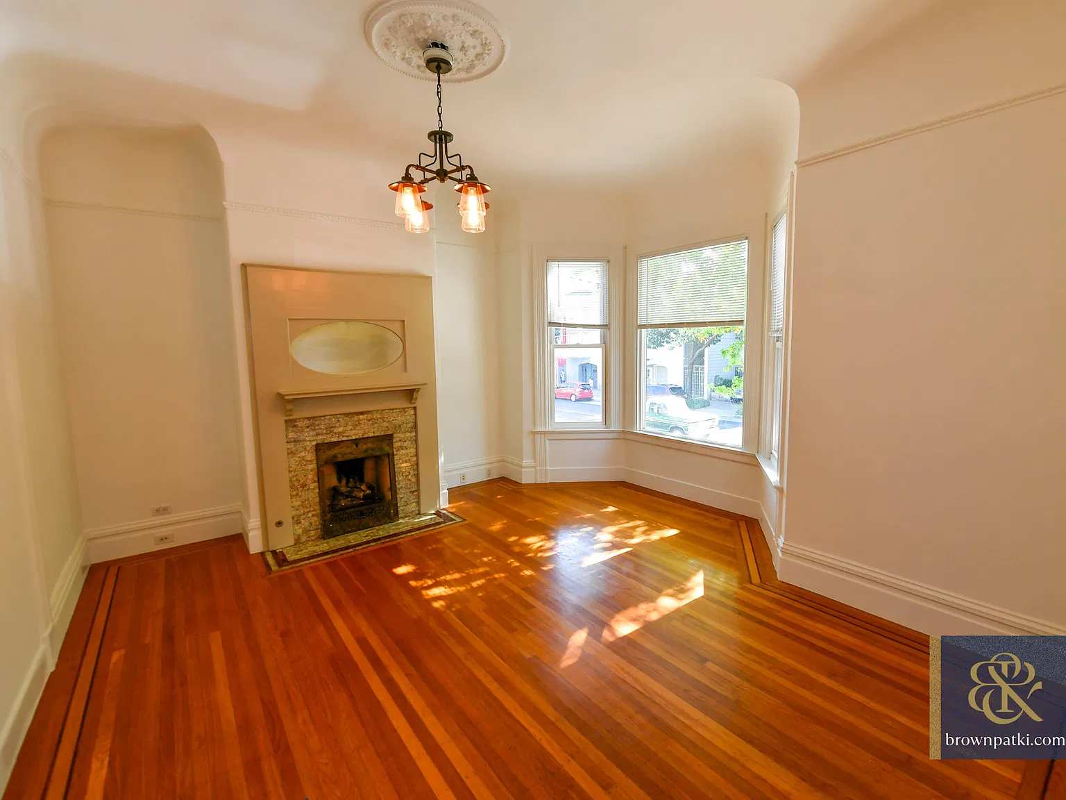 Large, Charming Mission Flat, Deck, Pkg, W/D | Brown & Patki Inc. — Photo 3