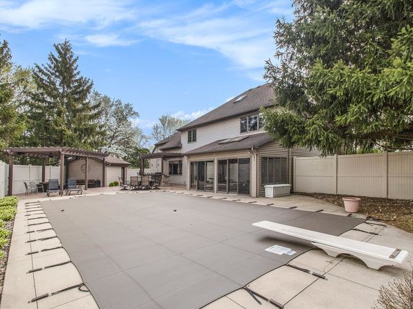 1114 Beechwood Dr, Nappanee, IN 46550