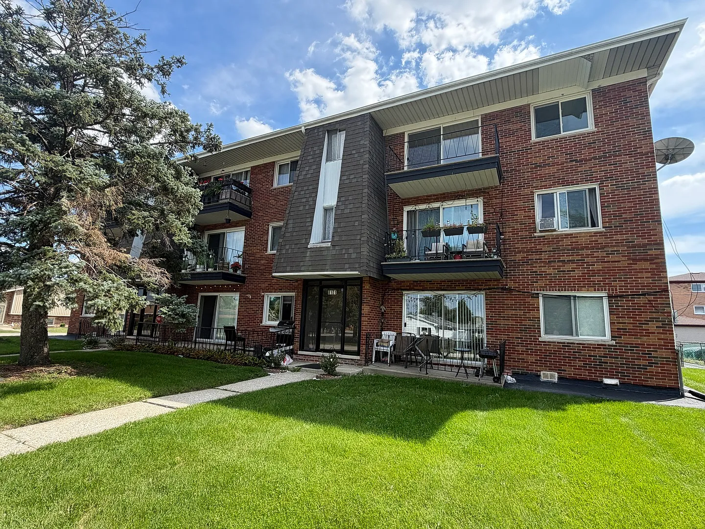 2 bed, 1000 sqft, $1,600 — Photo 1