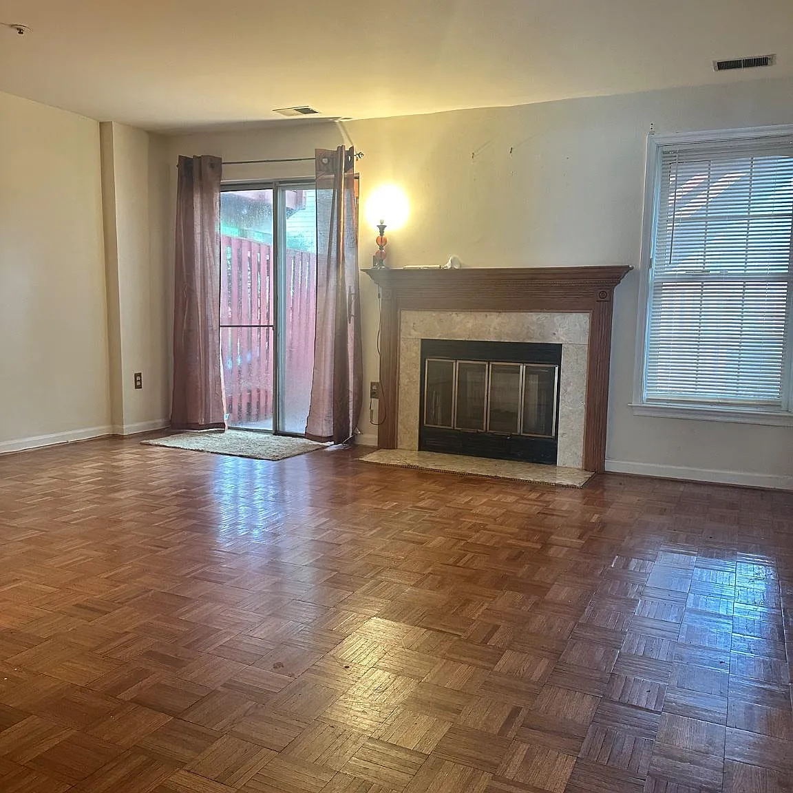 3 bed, 4.0 bath, 1373 sqft, $2,800 — Photo 3