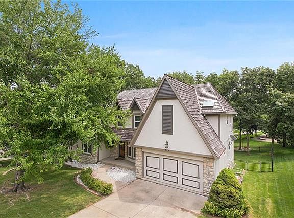 2nd image of 319 NE Sunderland Ct