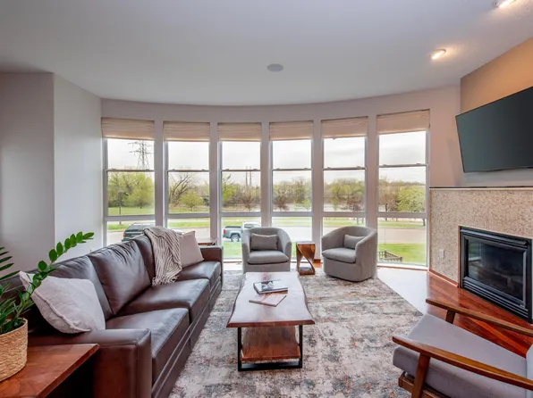 2307 River Pointe Cir, Minneapolis, MN 55411