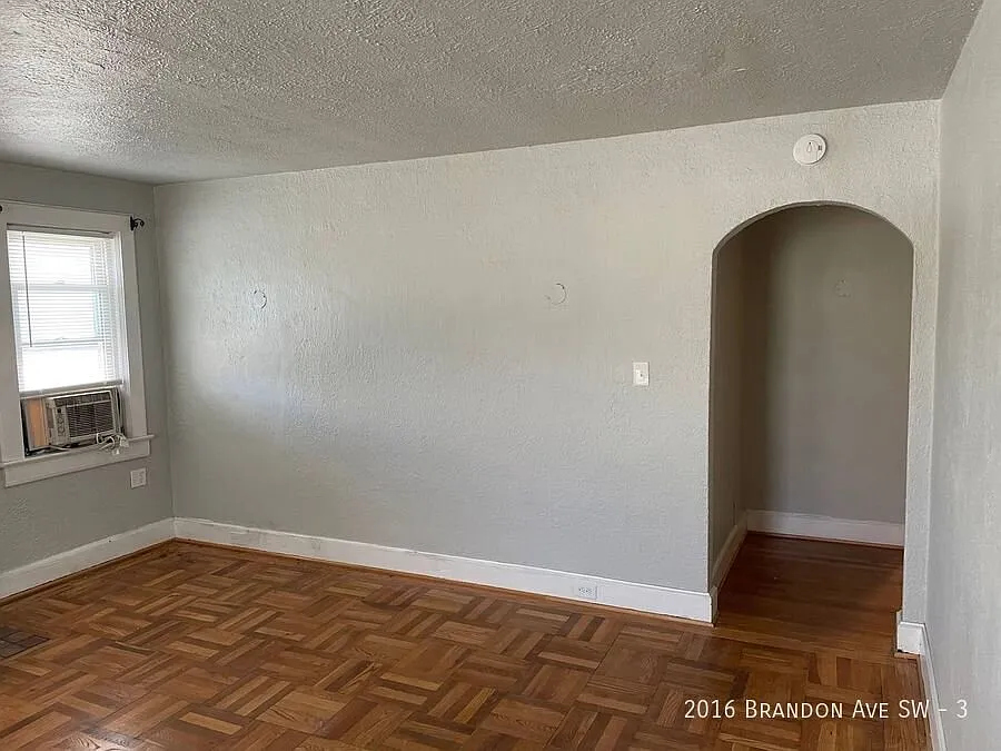 2BR Apartment in the Heart of Grandin & Raleigh Court Water & Gas Included! — Photo 2