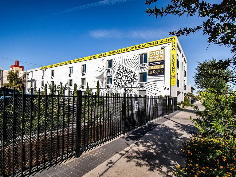 DLUX Lofts - Modern Downtown Studios — Photo 75