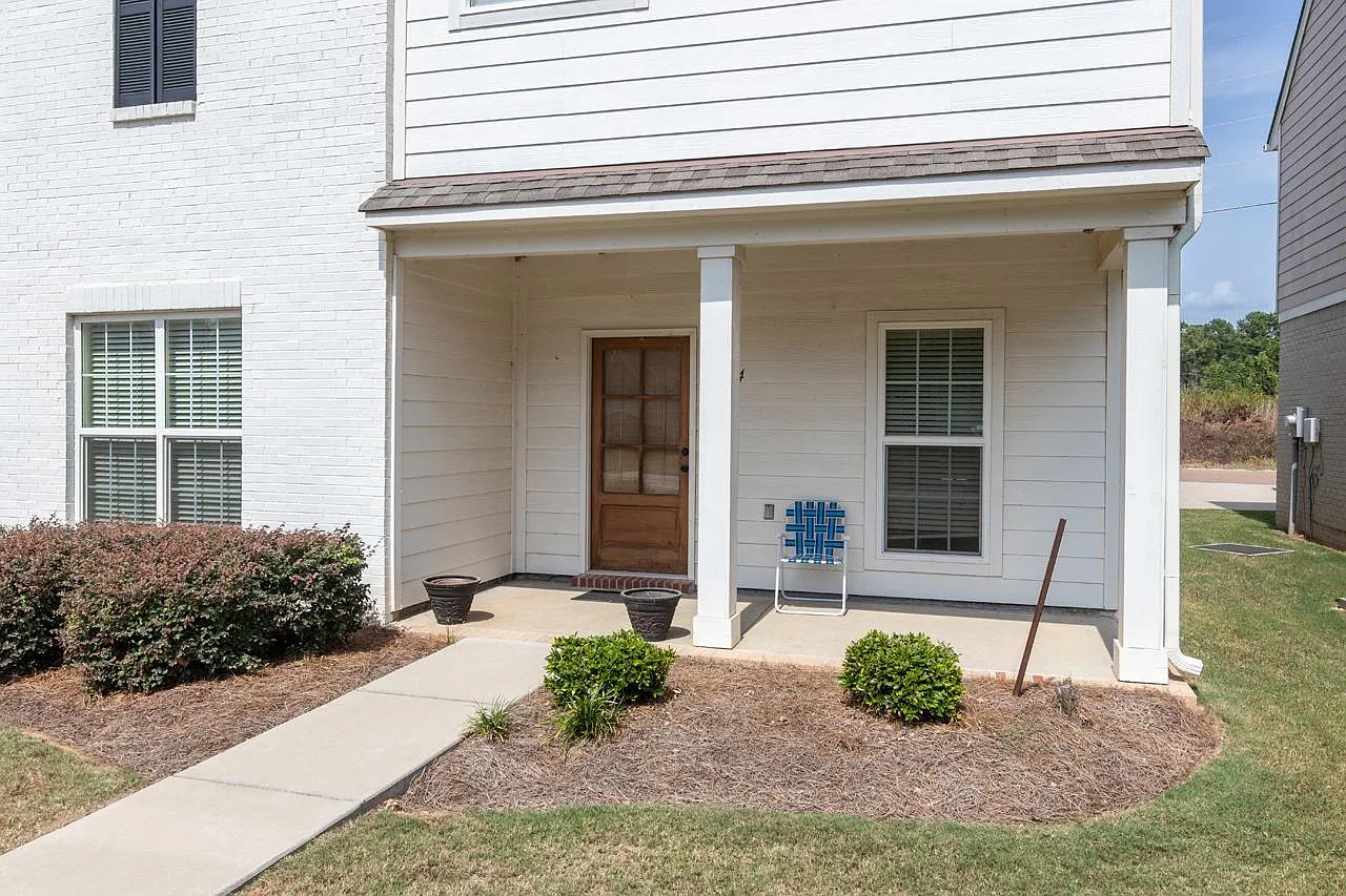 4 bed, 4.5 bath, 2015 sqft, $2,800 — Photo 2
