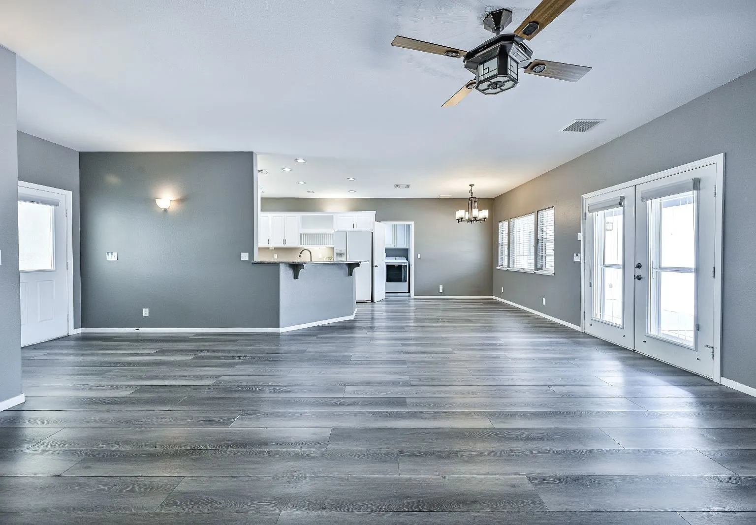 4 bed, 2.0 bath, 2483 sqft, $2,800 — Photo 2