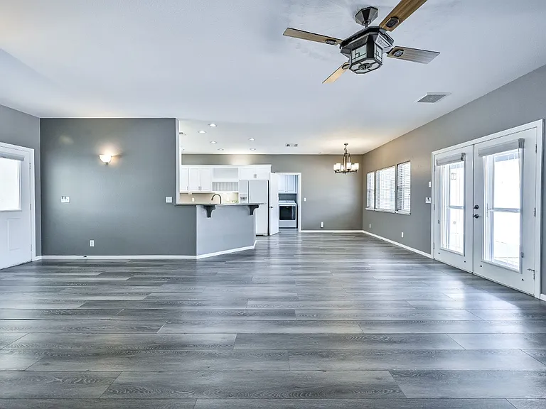 317 W Shamrock Ave — Photo 1