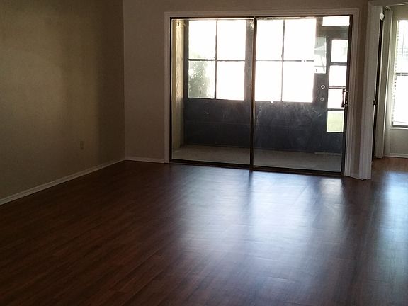 2nd image of 106 Lakepointe Cir
