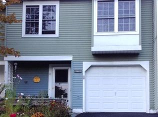 8 Stonehenge Sq, Cohoes, NY 12047
