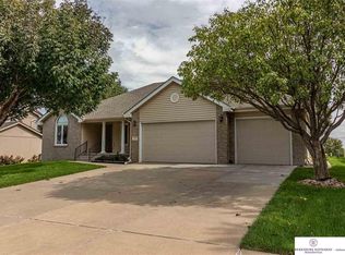 707 Fall Creek Rd, Papillion, NE 68133