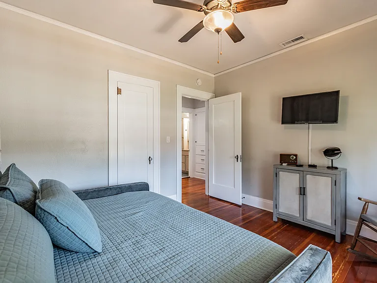 310 E Paris St — Photo 11