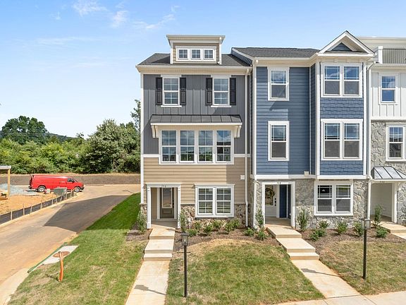 3rd image of 746 Park Ridge Dr