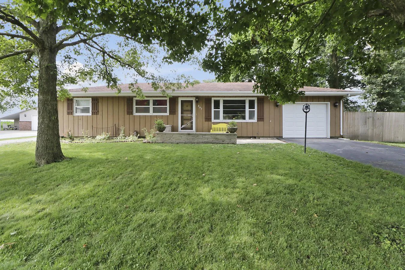 203 E Maple St photo 1