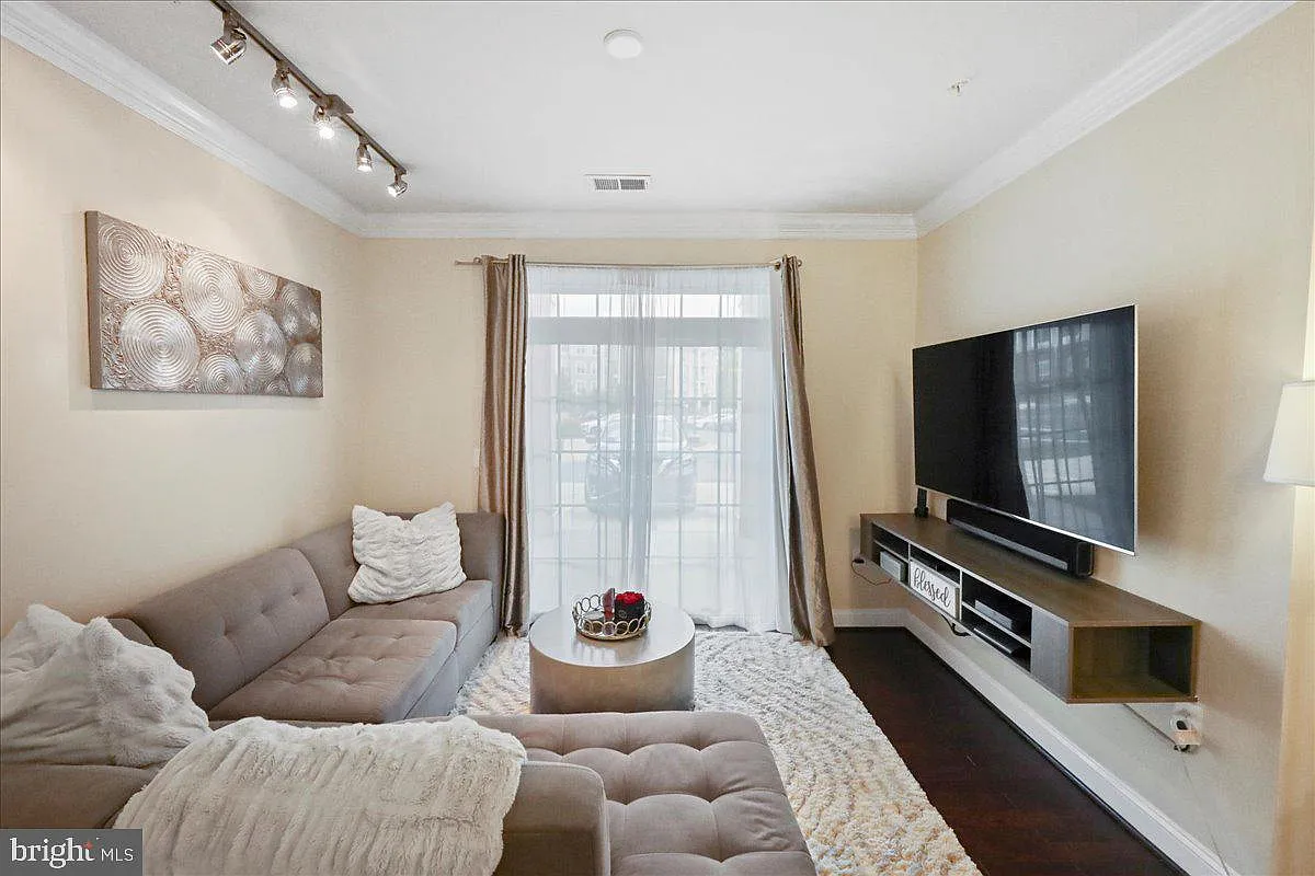 1 bed, 1.5 bath, 854 sqft, $1,990 — Photo 1