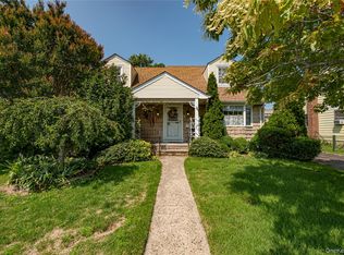 9 Croyden Ln, Hicksville, NY 11801