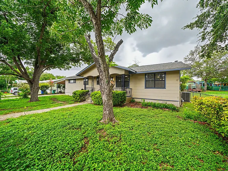 12715 Middle Ln — Photo 2