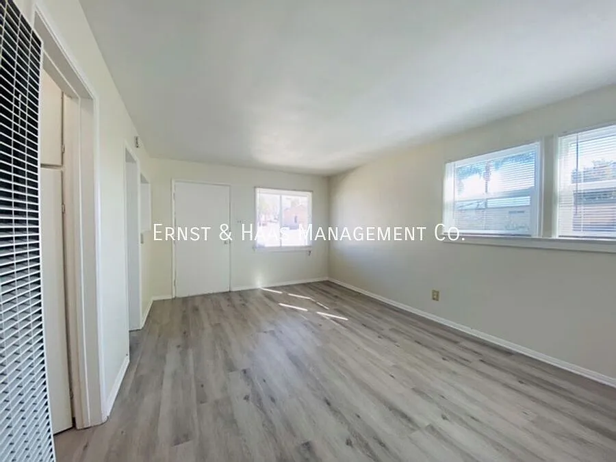 Charming Upper Apartment on 4th! — Photo 2