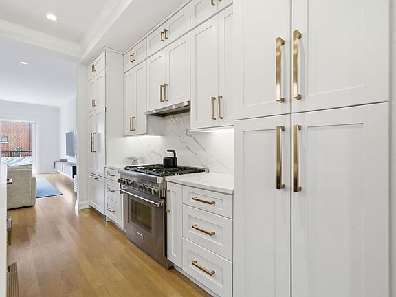 4th image of 3250 N Racine Ave #2