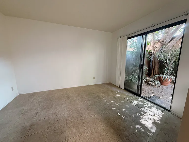 475 W Walnut St — Photo 32