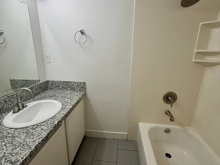 2425 Belmont St — Photo 8