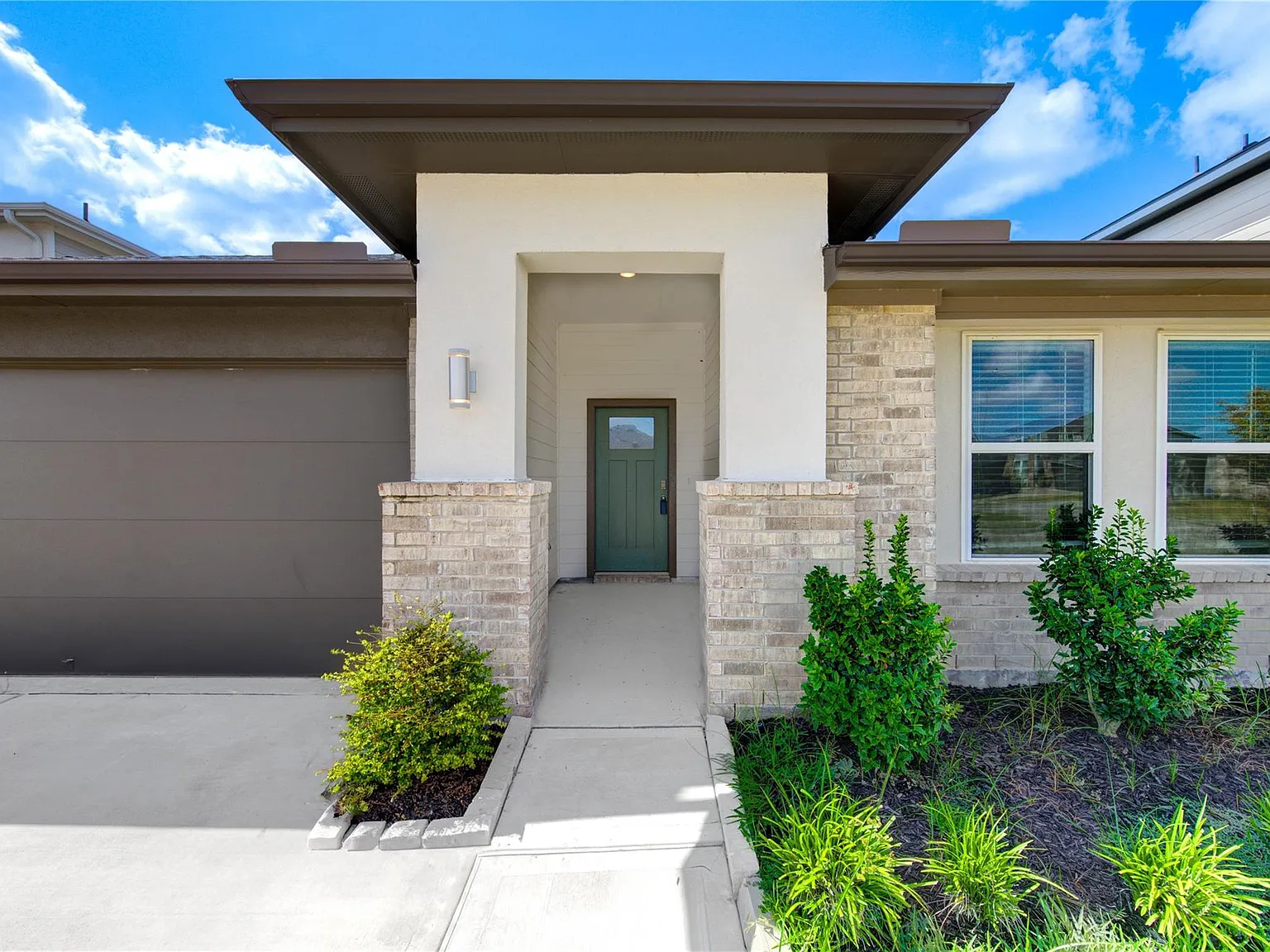 4 bed, 2.0 bath, 2101 sqft, $2,200 — Photo 3