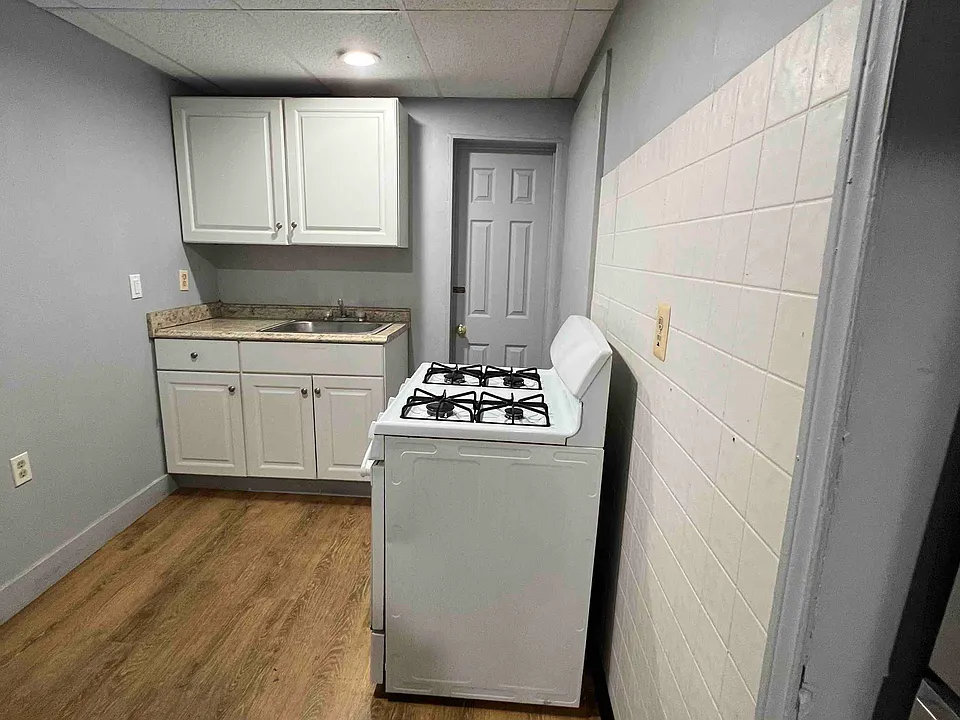 27 Tolles St