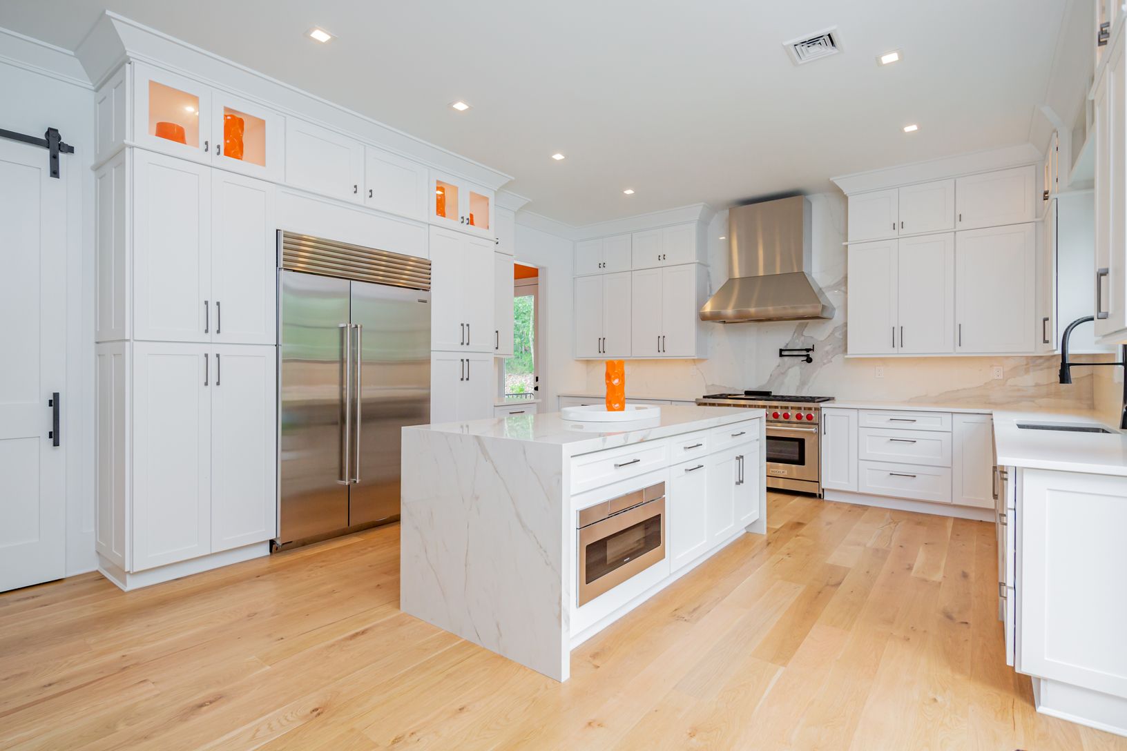  Spacious, Complete and Bright Kitchen