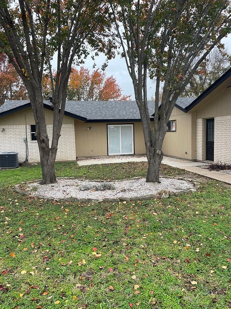 3 bed, 2.0 bath, 1914 sqft, $1,900 — Photo 1