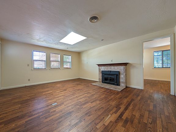 5th image of 890 E 29th Ave