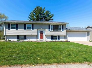 3406 Fernwood Ave, Davenport, IA 52807