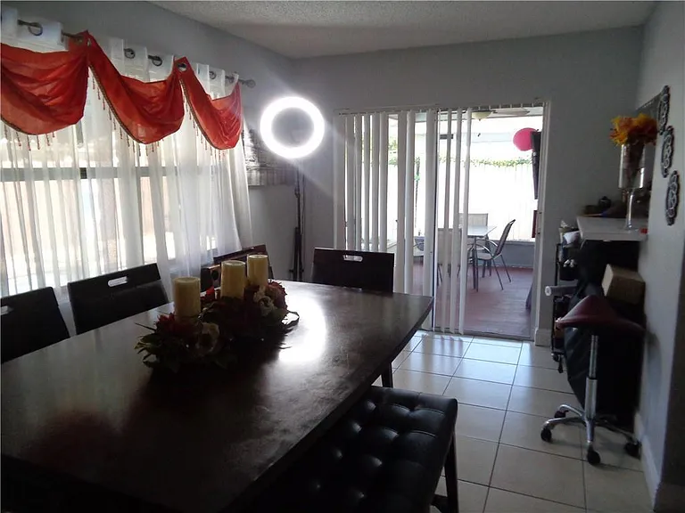 9571 Sunset Strip — Photo 6