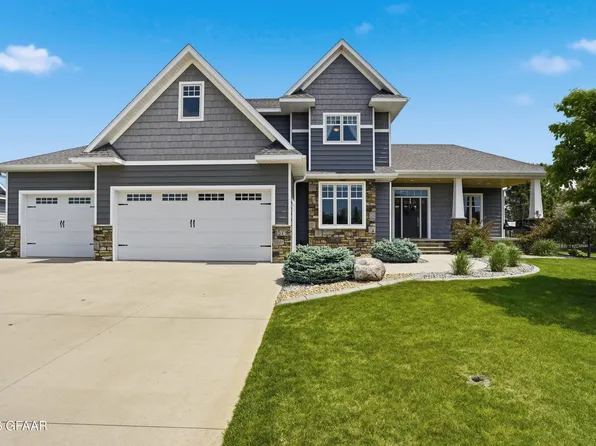 1579 Kings View Dr, Grand Forks, ND 58201