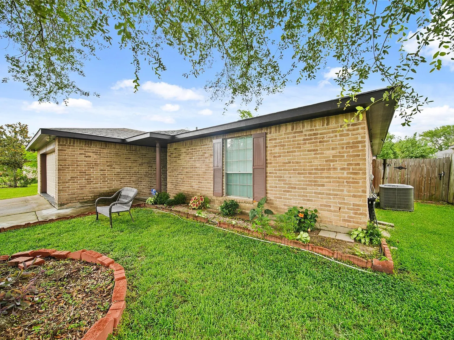 3 bed, 2.0 bath, 2015 sqft, $1,975 — Photo 3