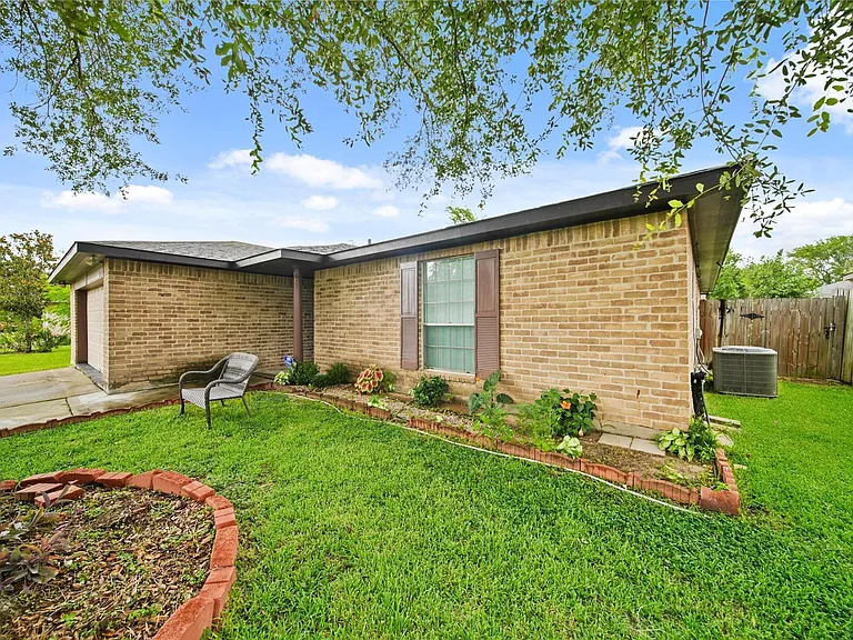 10431 Odessa Dr — Photo 3
