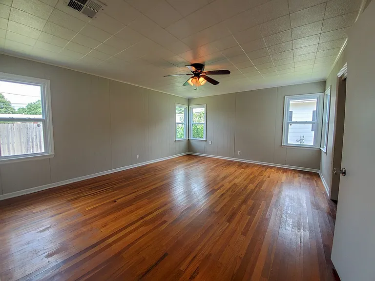 118 W Franklin St — Photo 13