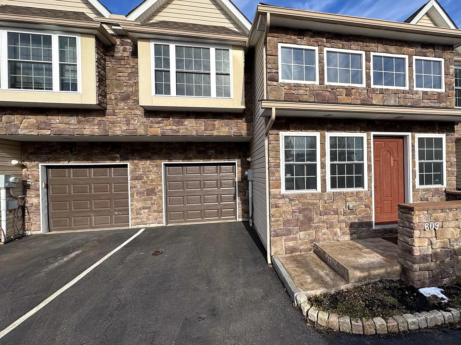 3 bed, 2.5 bath, 2400 sqft, $2,800 — Photo 1