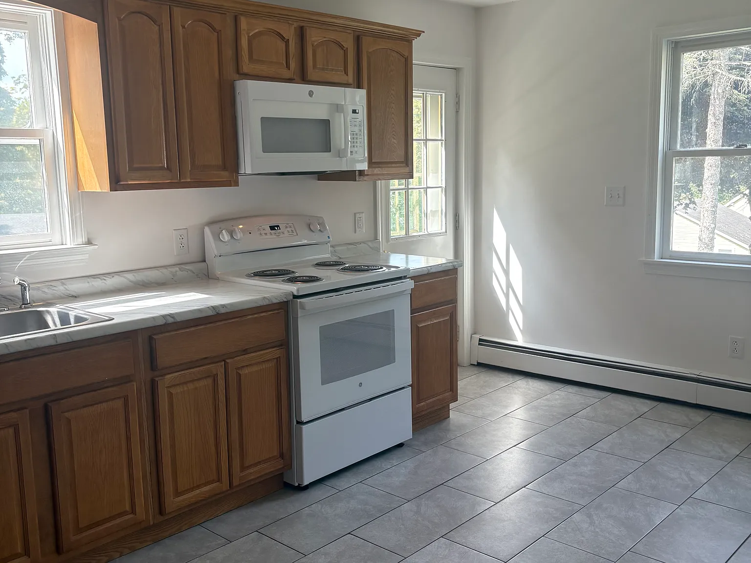 2 bed, 1.5 bath, 1100 sqft, $2,100 — Photo 3