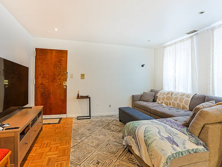 249 Queen St #2 — Photo 6
