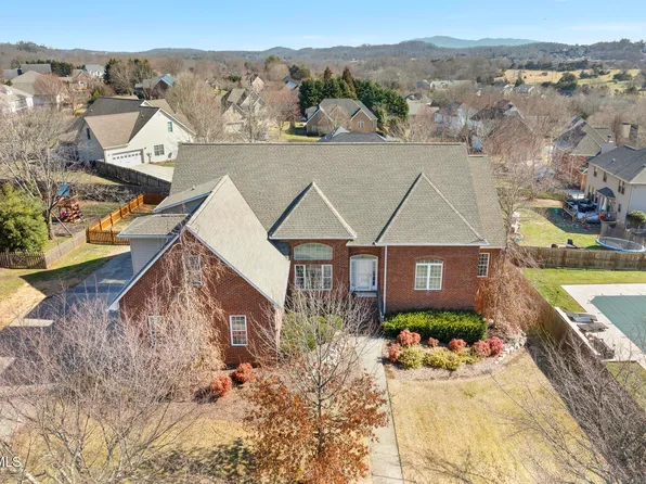 110 Emerald Chase Cir, Johnson City, TN 37615