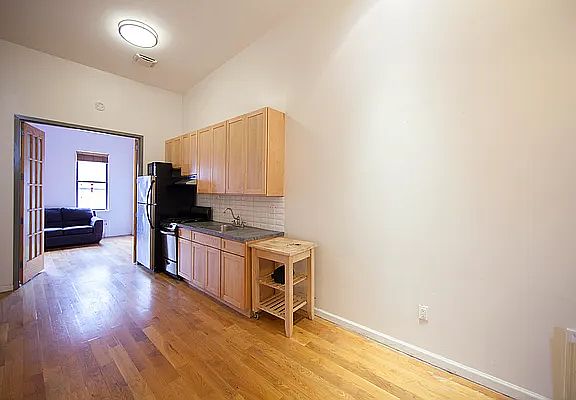 2nd image of 50 Wilson Ave APT 3R